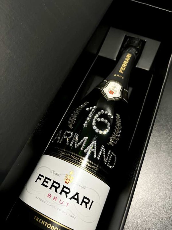 Vin spumant Ferrari cadou pentru zile de nastere personalizat cu cristale Swarovski.